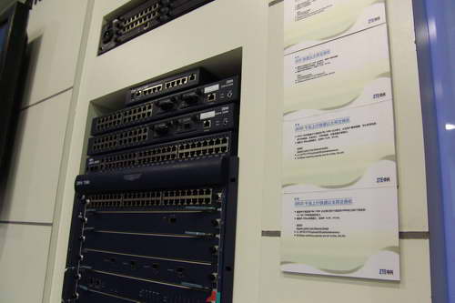 4号馆中兴展台产品秀 2005年中国国际通信设备技术展中的科技浪潮