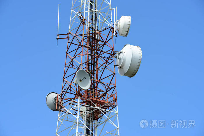 天空中的信使 蓝色背景下现代通信的无声壮歌